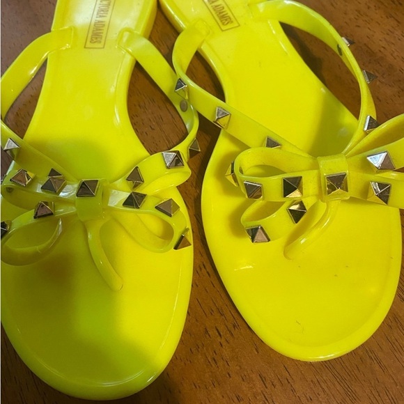 Neon yellow jelly flip flops - Picture 2 of 3